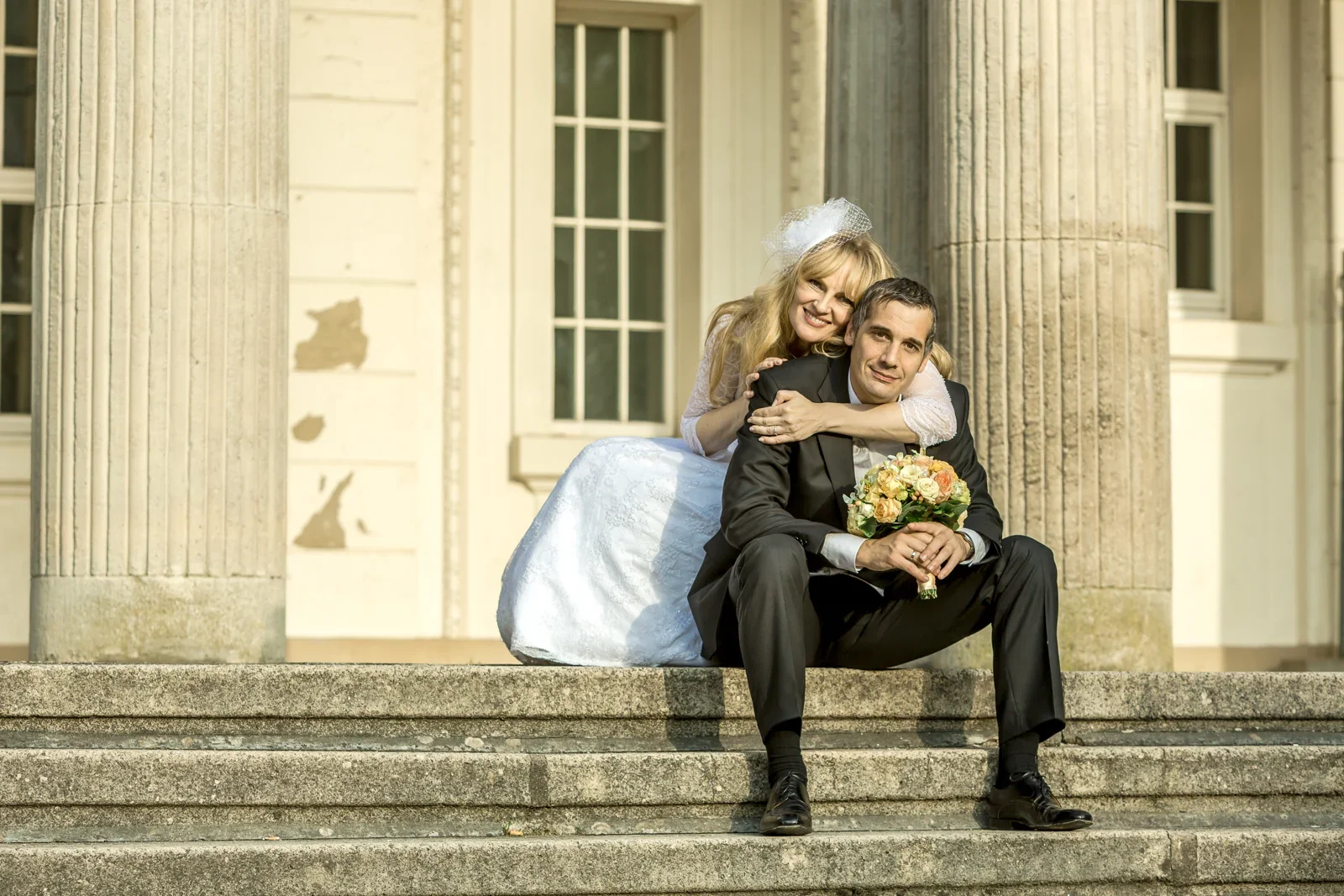 Zusammen auf den Stufen – Hochzeit von Angela und Siggi