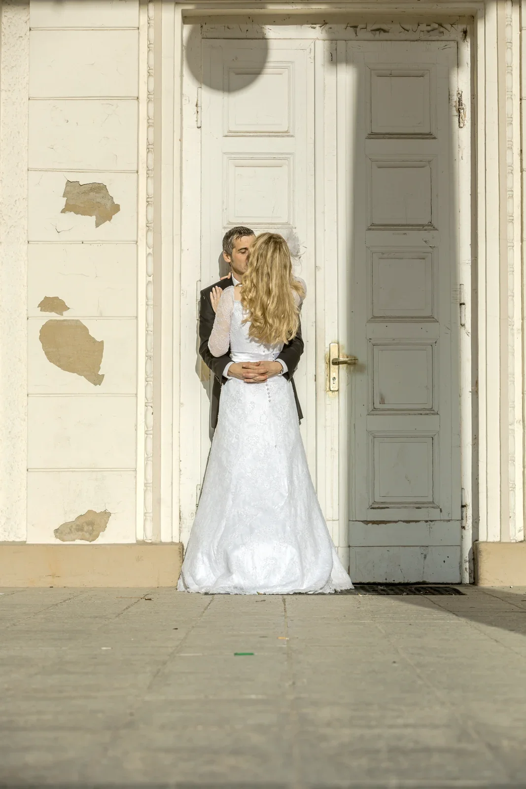 Angela und Siggi vor der hellen Tür – Hochzeit von Angela und Siggi