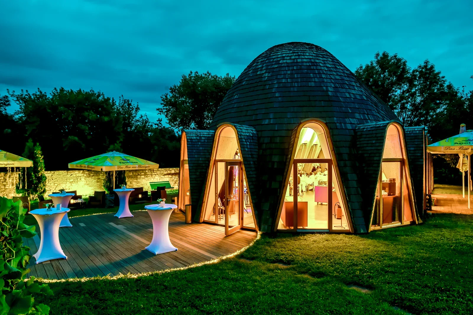 Abendlicht am beleuchteten Pavillon – Hochzeit von Angela und Siggi
