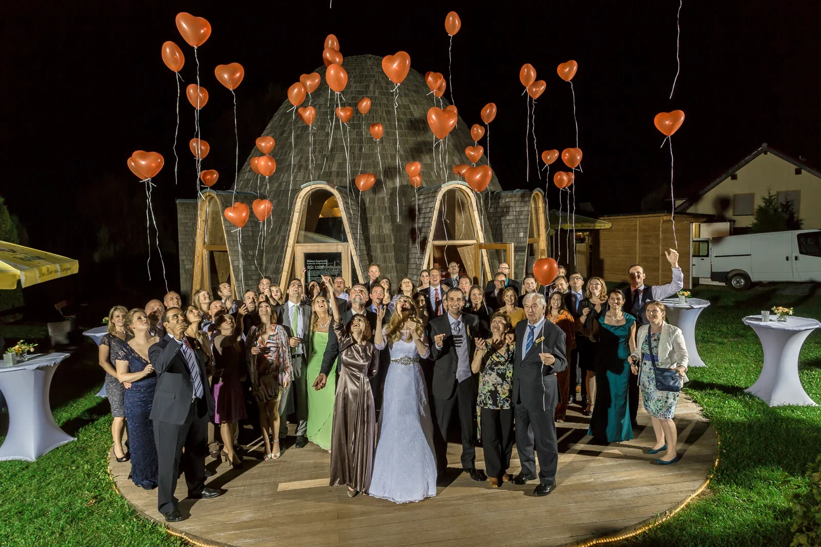 Herzballons steigen mit den Gästen in den Nachthimmel – Hochzeit von Angela und Siggi