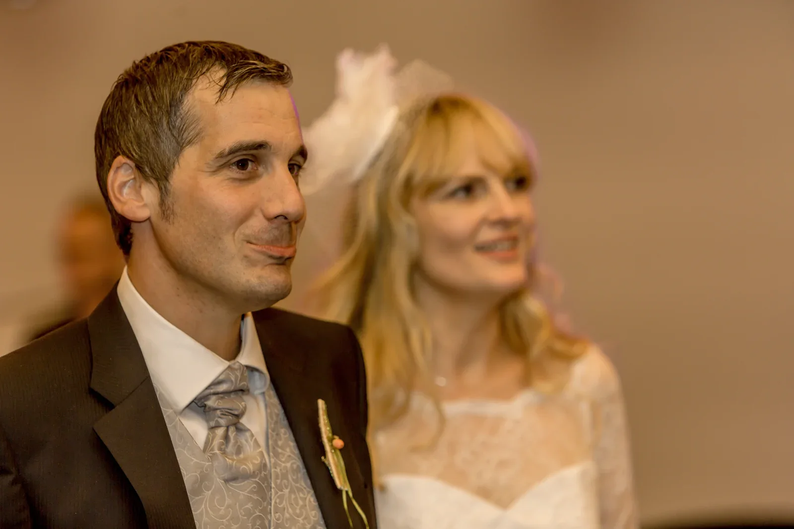 Angela und Siggi hören ihren Gästen zu – Hochzeit von Angela und Siggi