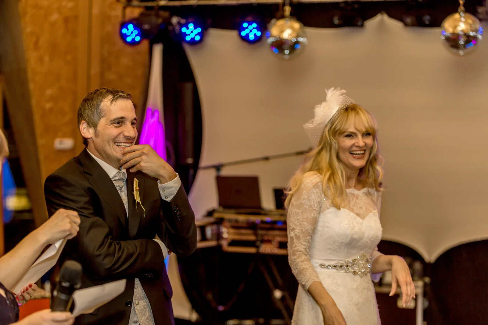Ein fröhlicher Moment für das Brautpaar – Hochzeit von Angela und Siggi