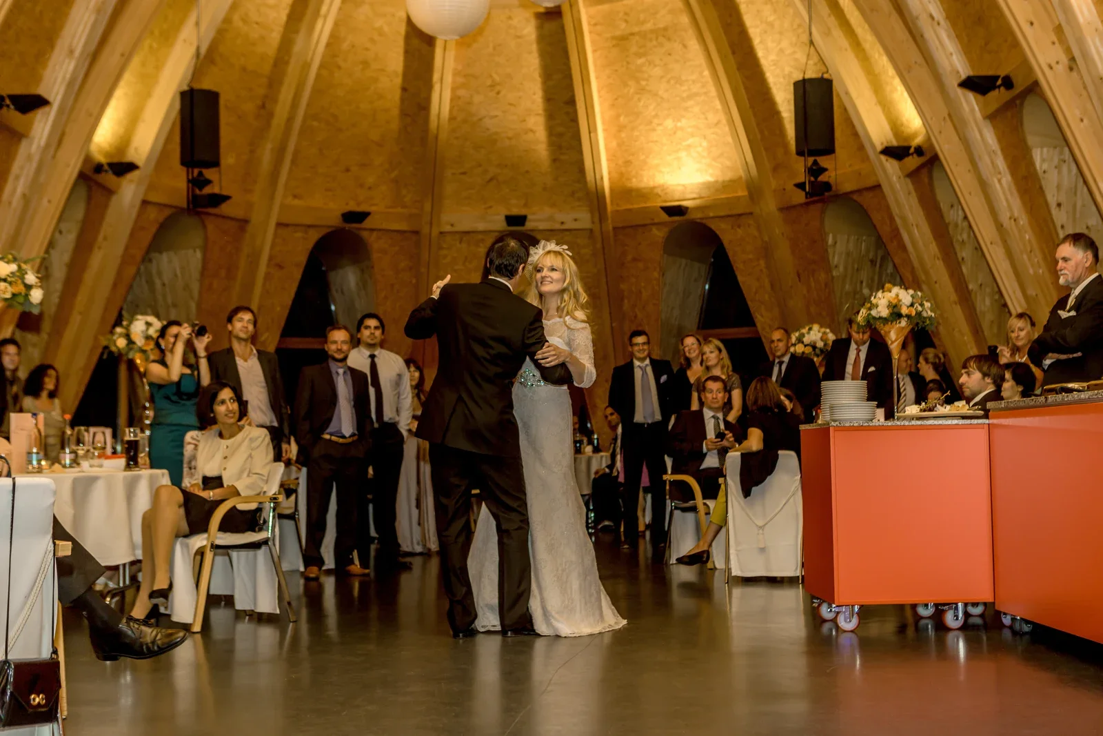 Die Show des Profi-Tanzpaares in der Maloca – Hochzeit von Angela und Siggi
