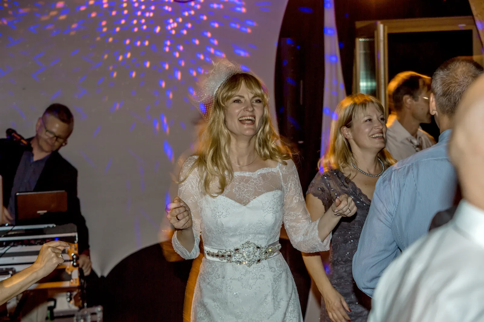 Angela auf der Tanzfläche – Hochzeit von Angela und Siggi