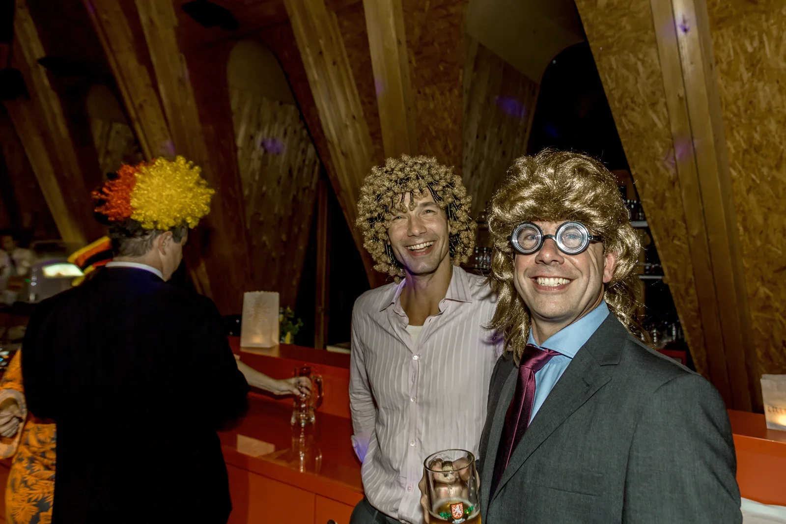 Ein Erinnerungsbild mit Perücken und Brille – Hochzeit von Angela und Siggi