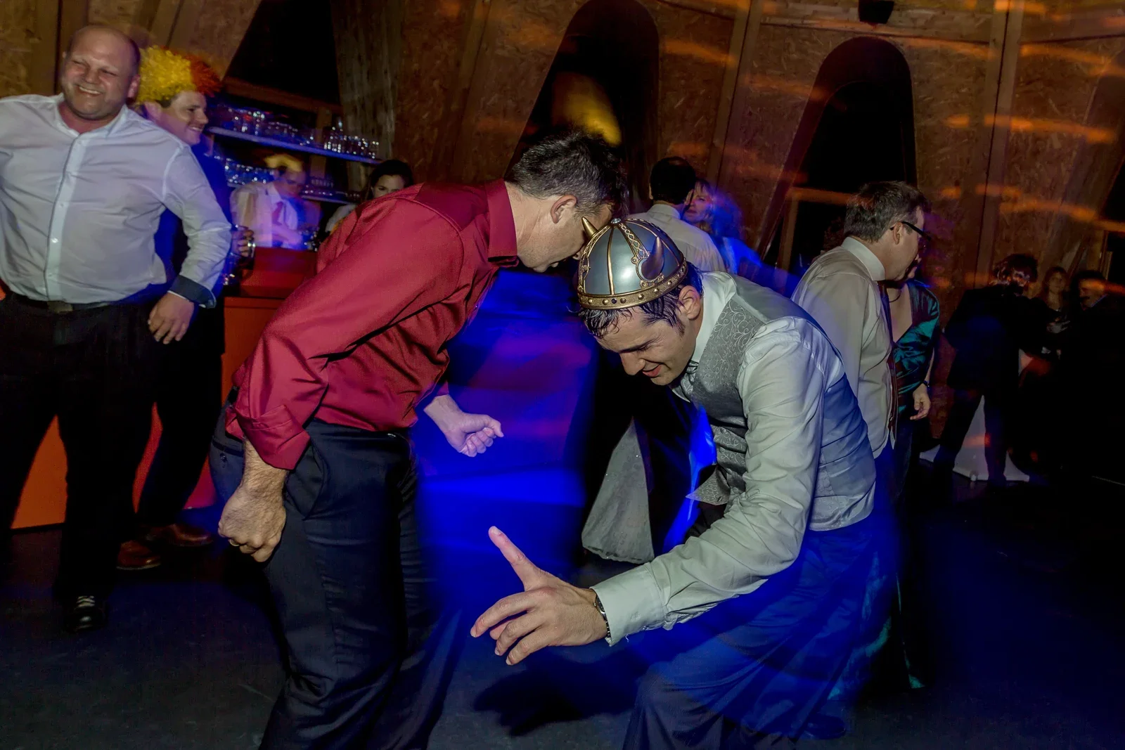 Die Gäste feiern auf der Tanzfläche – Hochzeit von Angela und Siggi