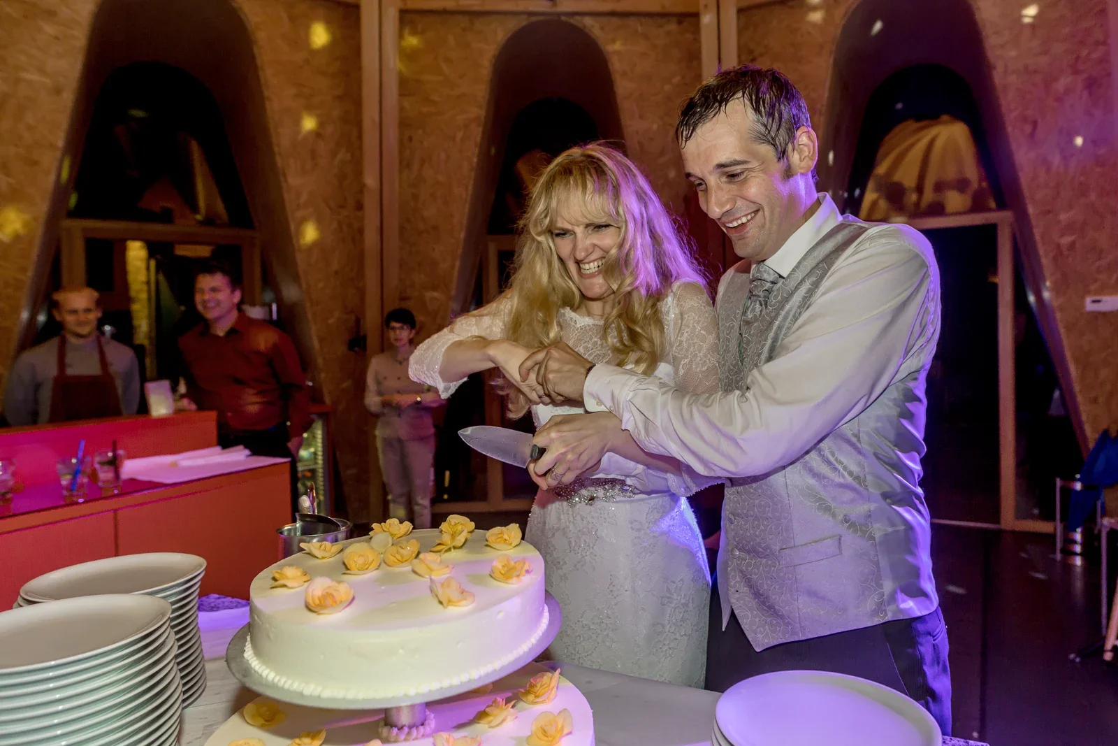Angela und Siggi schneiden die Hochzeitstorte an – Hochzeit von Angela und Siggi