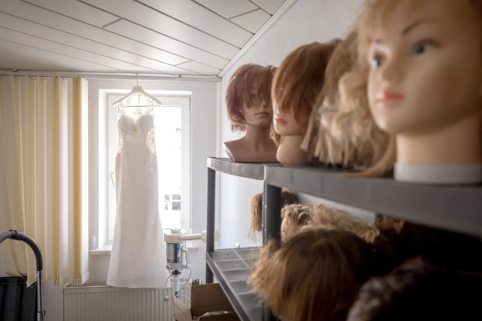 Das Brautkleid wartet auf seinen Auftritt – Hochzeit von Candi und Tippi in der Villa Bergfried in Saalfeld