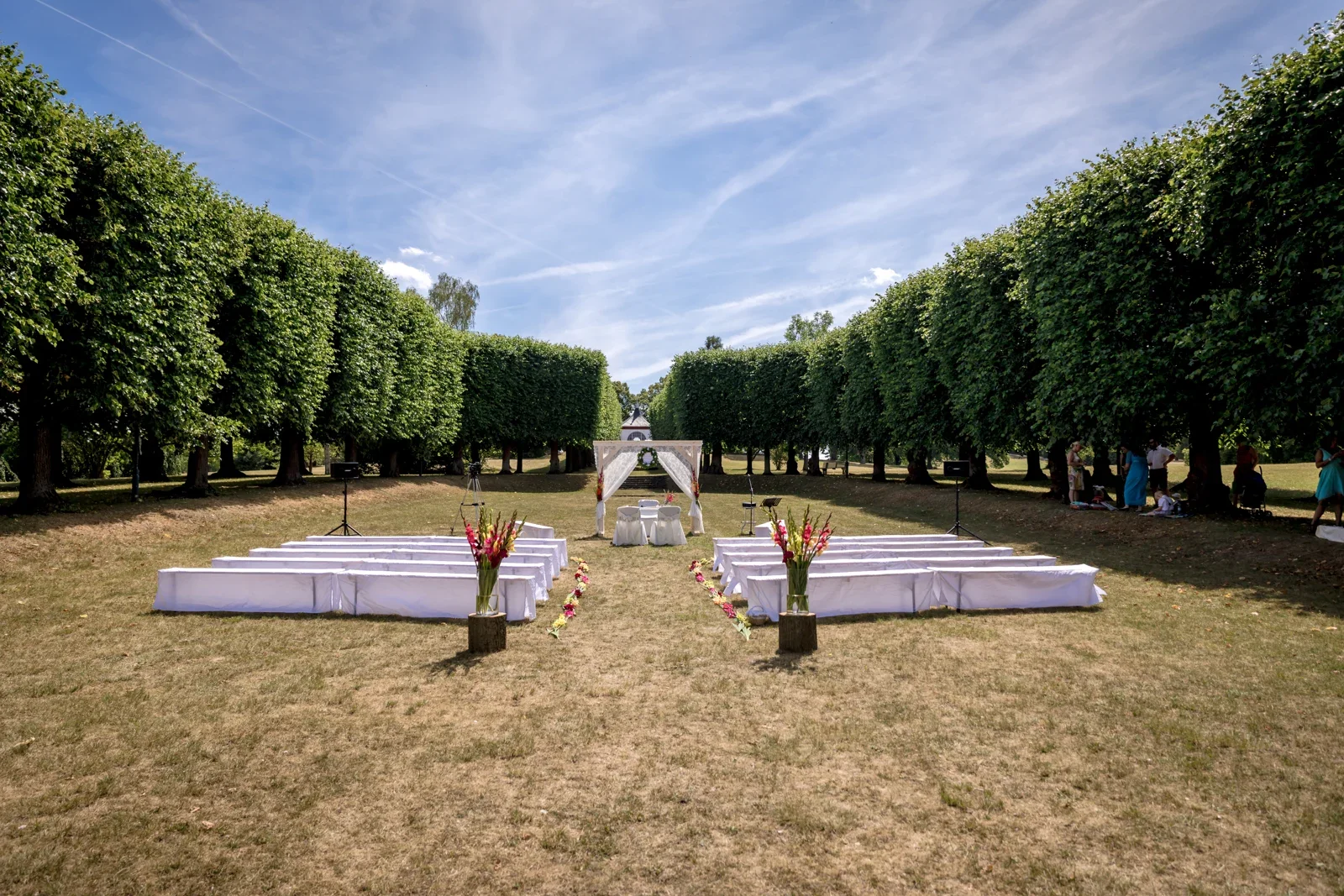 Der Park ist für die freie Trauung vorbereitet – Hochzeit von Candi und Tippi in der Villa Bergfried in Saalfeld