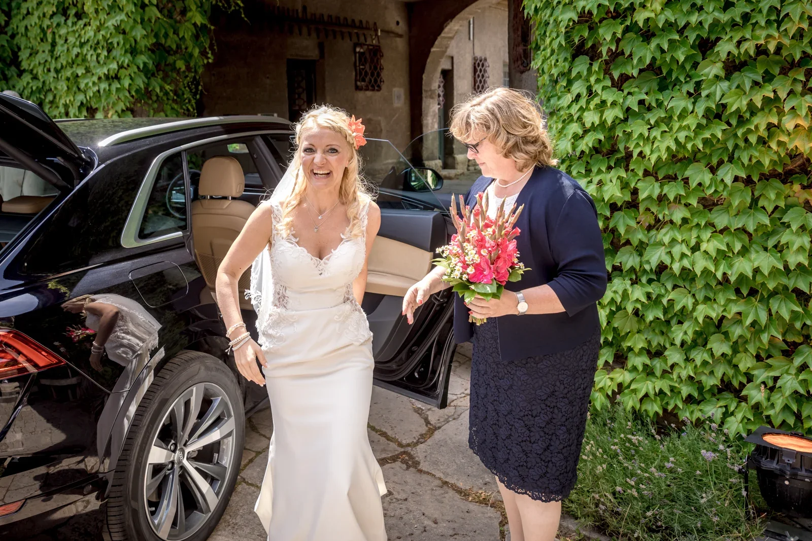 Die Braut kommt an der Villa Bergfried an – Hochzeit von Candi und Tippi in der Villa Bergfried in Saalfeld
