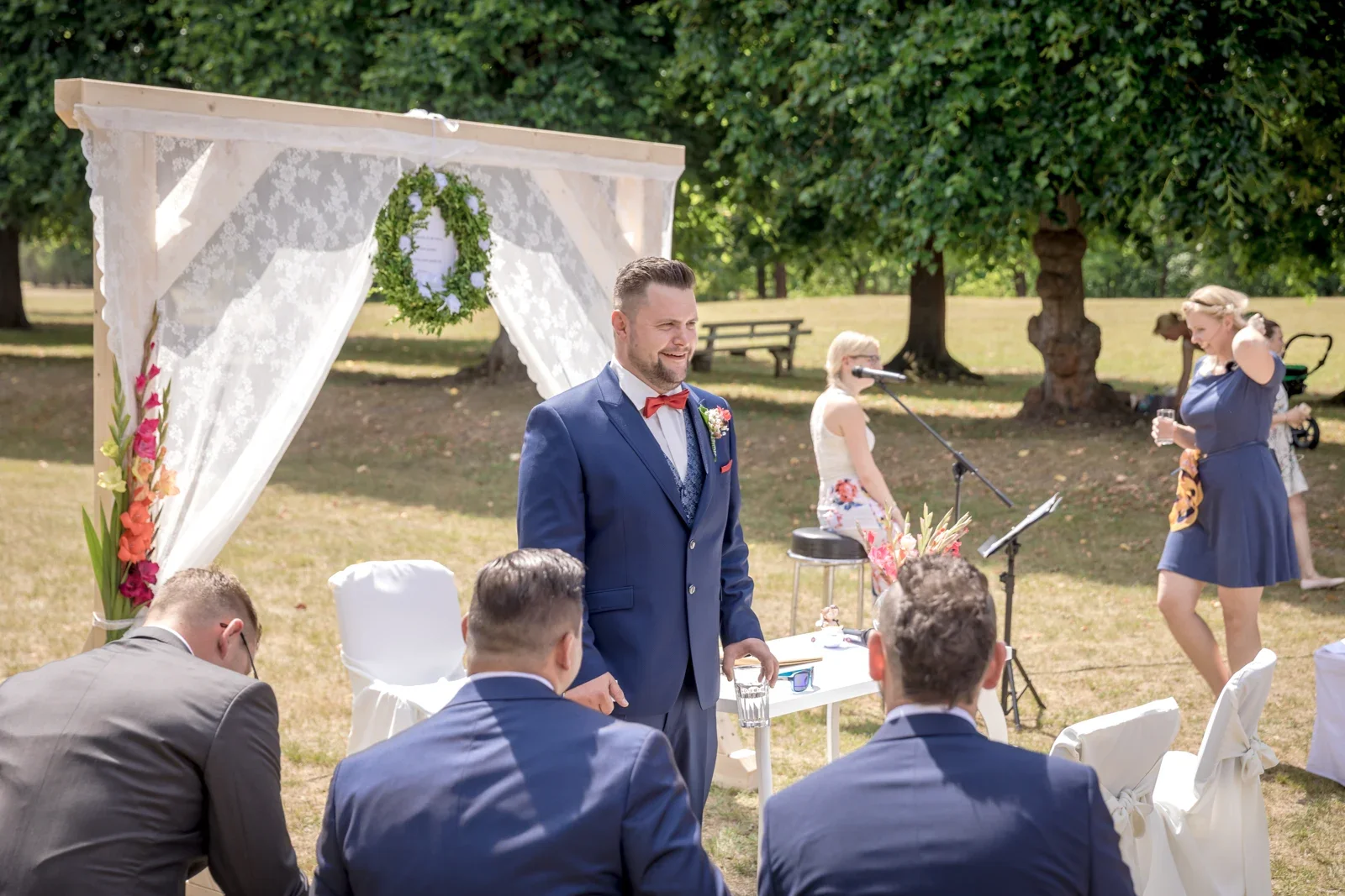 Der Bräutigam wartet am Traubogen – Hochzeit von Candi und Tippi in der Villa Bergfried in Saalfeld