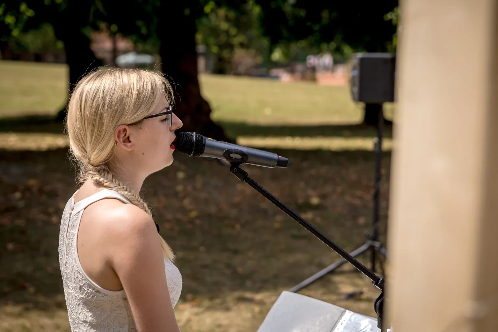 Musik begleitet den Beginn der Trauung – Hochzeit von Candi und Tippi in der Villa Bergfried in Saalfeld
