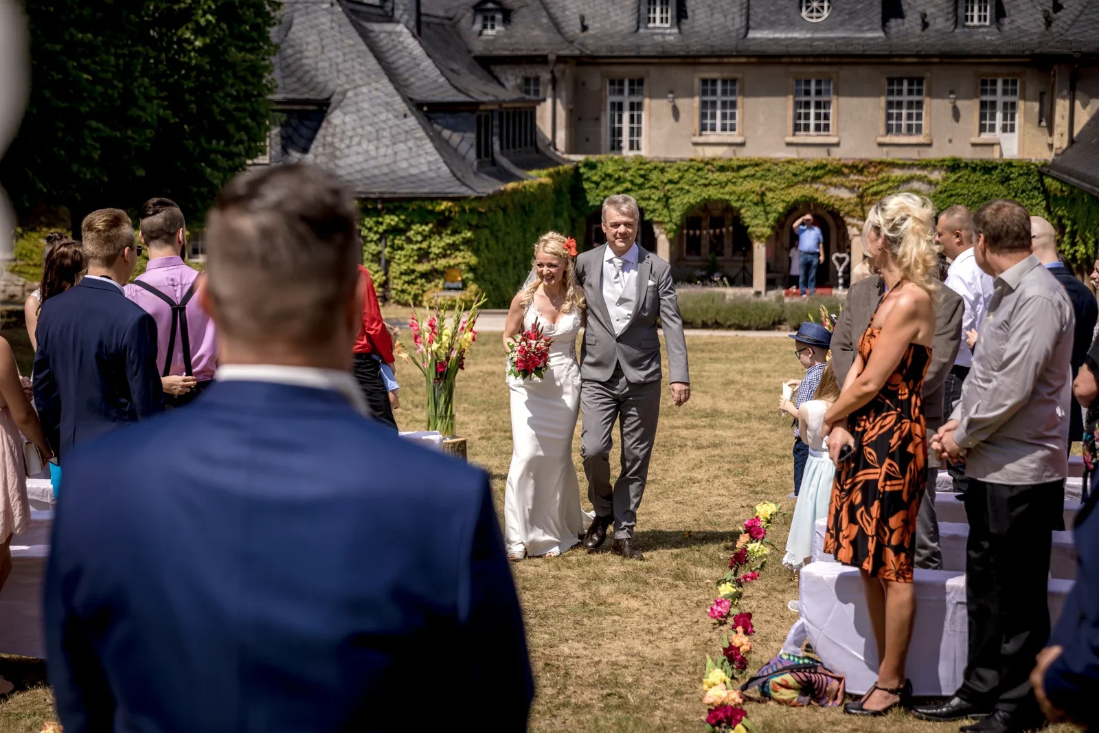 Einzug zur freien Trauung im Park – Hochzeit von Candi und Tippi in der Villa Bergfried in Saalfeld