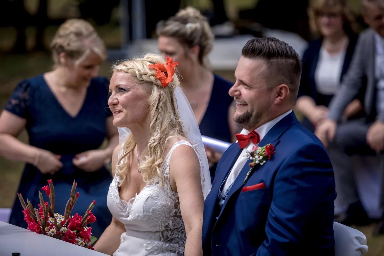 Ein Lächeln während der Zeremonie – Hochzeit von Candi und Tippi in der Villa Bergfried in Saalfeld