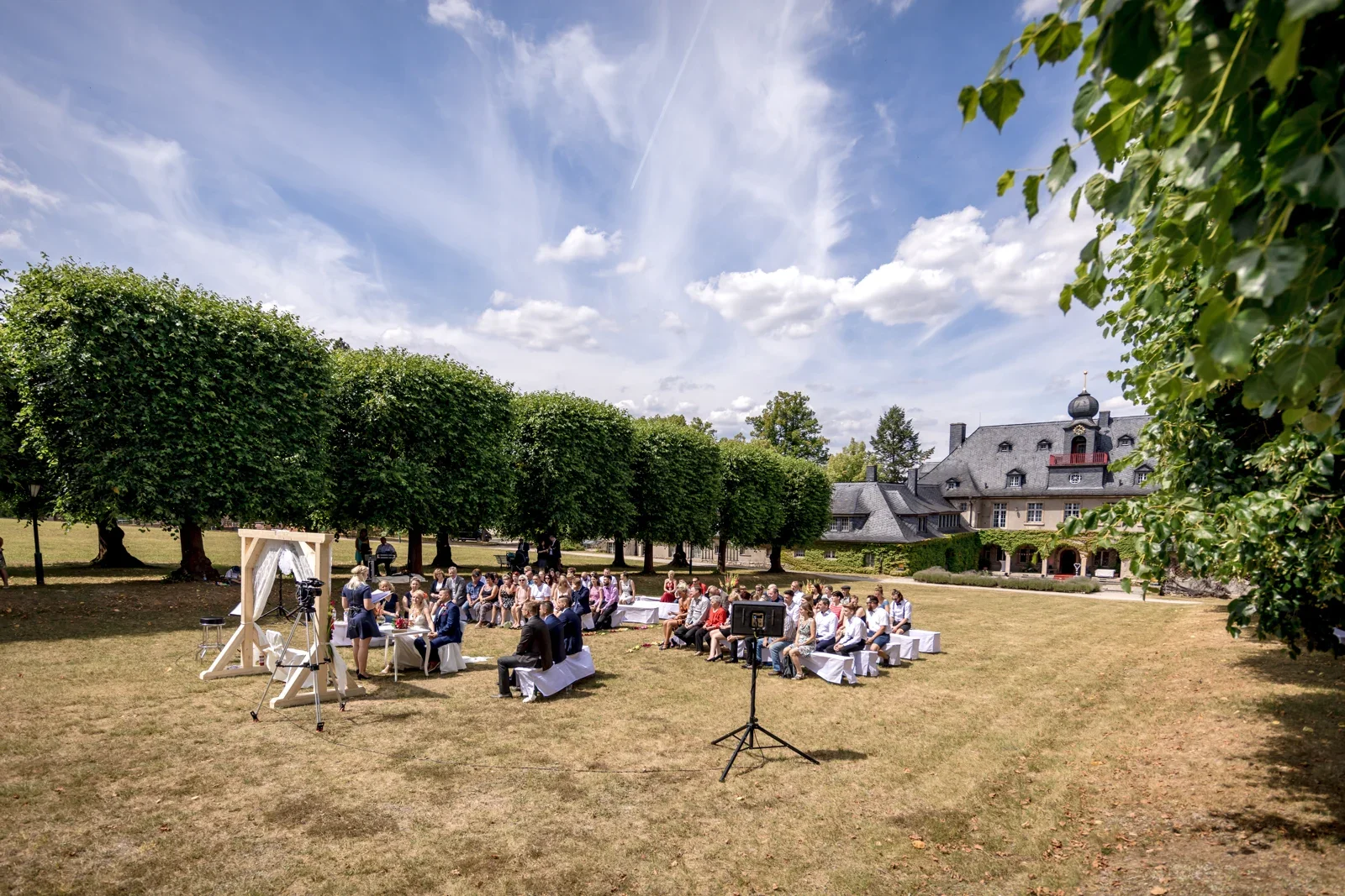 Die freie Trauung im Park der Villa Bergfried – Hochzeit von Candi und Tippi in der Villa Bergfried in Saalfeld