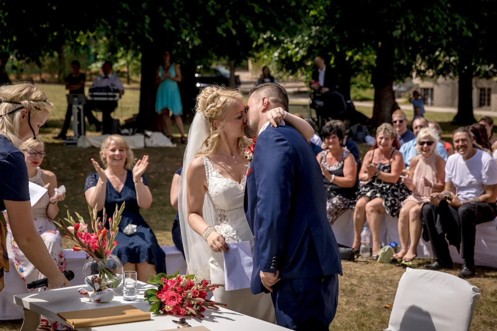 Ein Kuss während der freien Trauung – Hochzeit von Candi und Tippi in der Villa Bergfried in Saalfeld