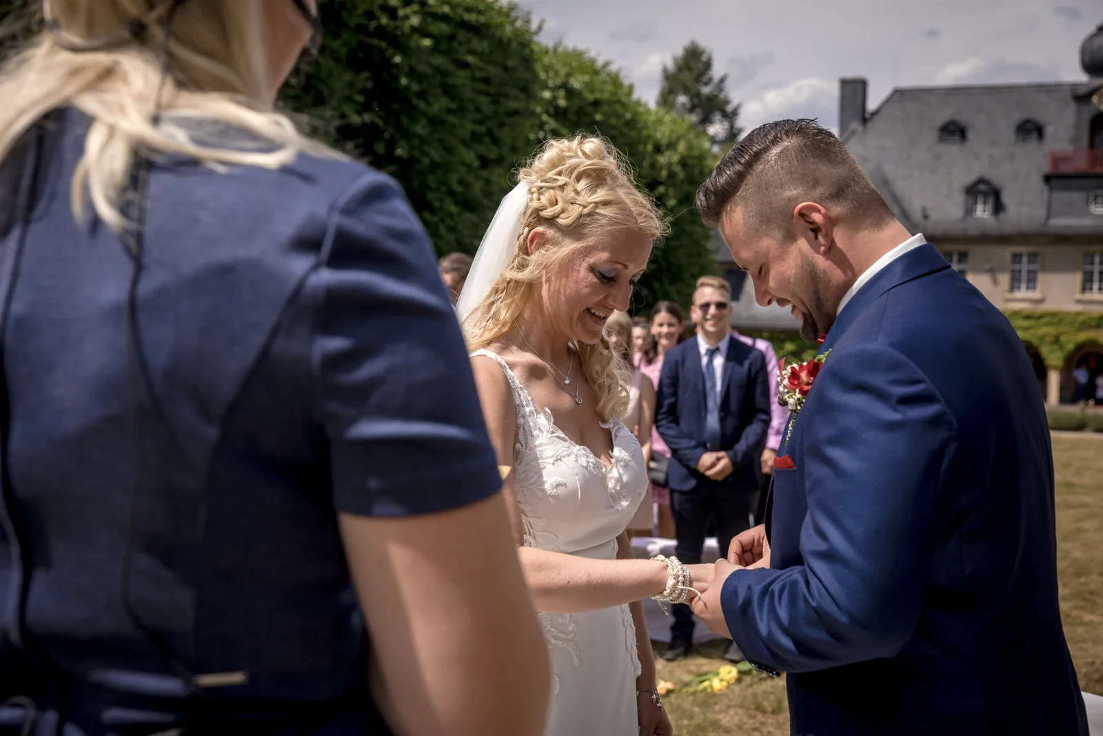 Ein gemeinsamer Moment am Trautisch – Hochzeit von Candi und Tippi in der Villa Bergfried in Saalfeld