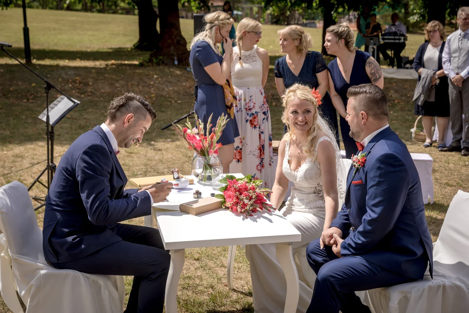 Eine Unterschrift als Erinnerung an die freie Trauung – Hochzeit von Candi und Tippi in der Villa Bergfried in Saalfeld