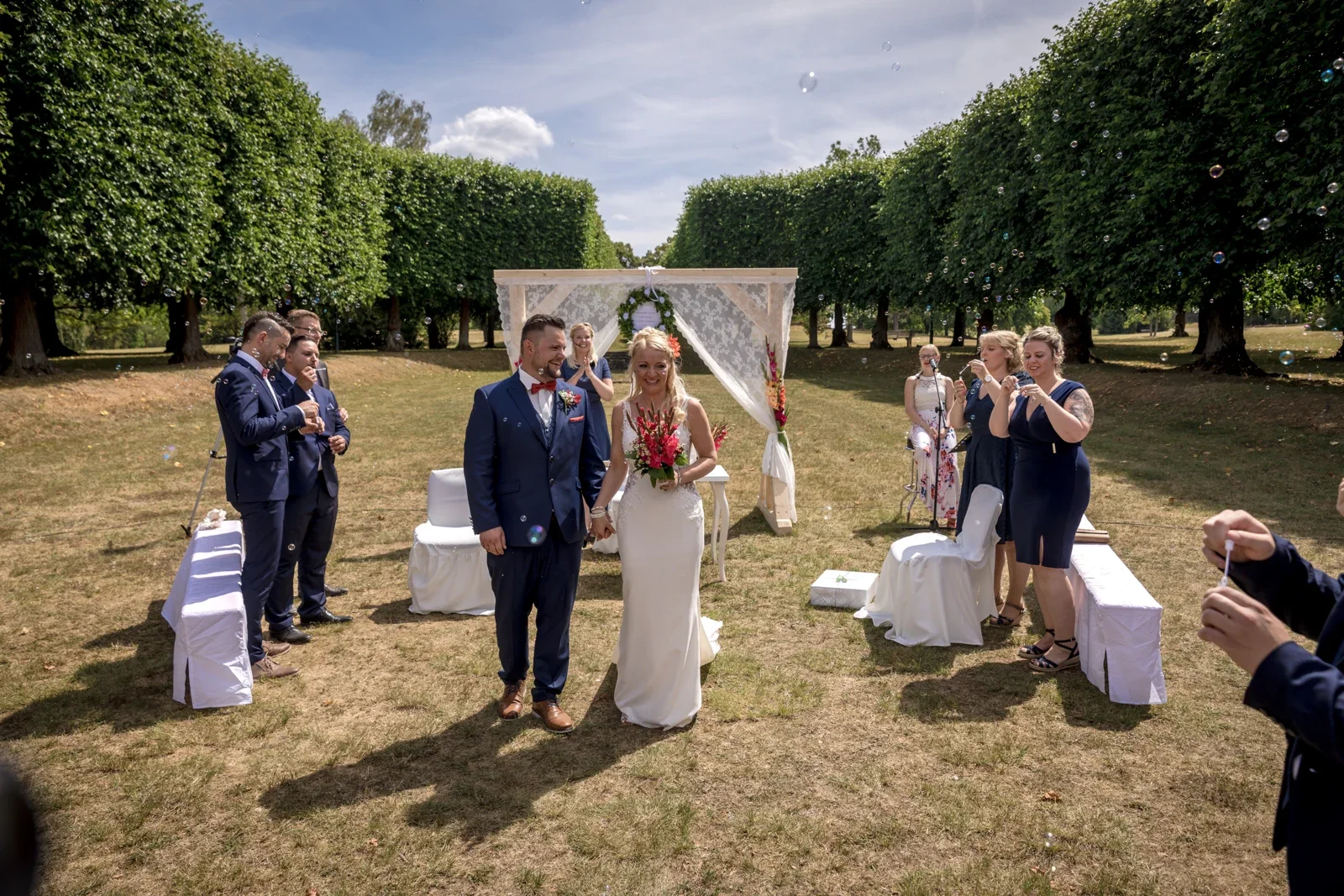 Auszug zwischen den Hochzeitsgästen – Hochzeit von Candi und Tippi in der Villa Bergfried in Saalfeld