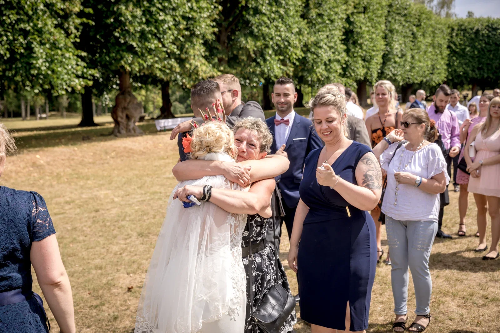 Eine herzliche Umarmung nach der Trauung – Hochzeit von Candi und Tippi in der Villa Bergfried in Saalfeld