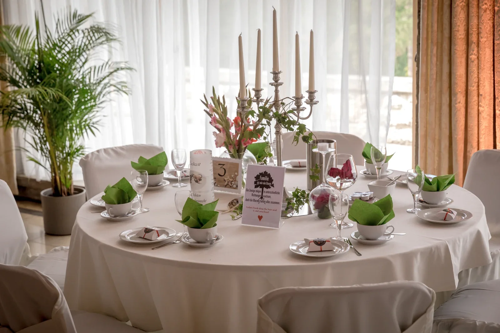 Die festlich gedeckten Tische in der Villa Bergfried – Hochzeit von Candi und Tippi in der Villa Bergfried in Saalfeld