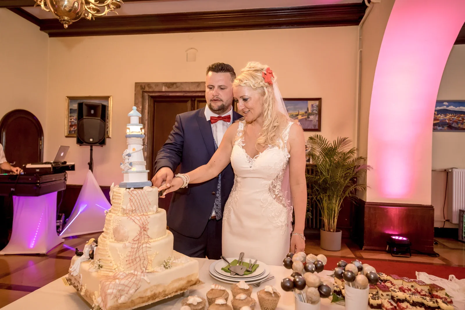 Gemeinsam die Hochzeitstorte anschneiden – Hochzeit von Candi und Tippi in der Villa Bergfried in Saalfeld