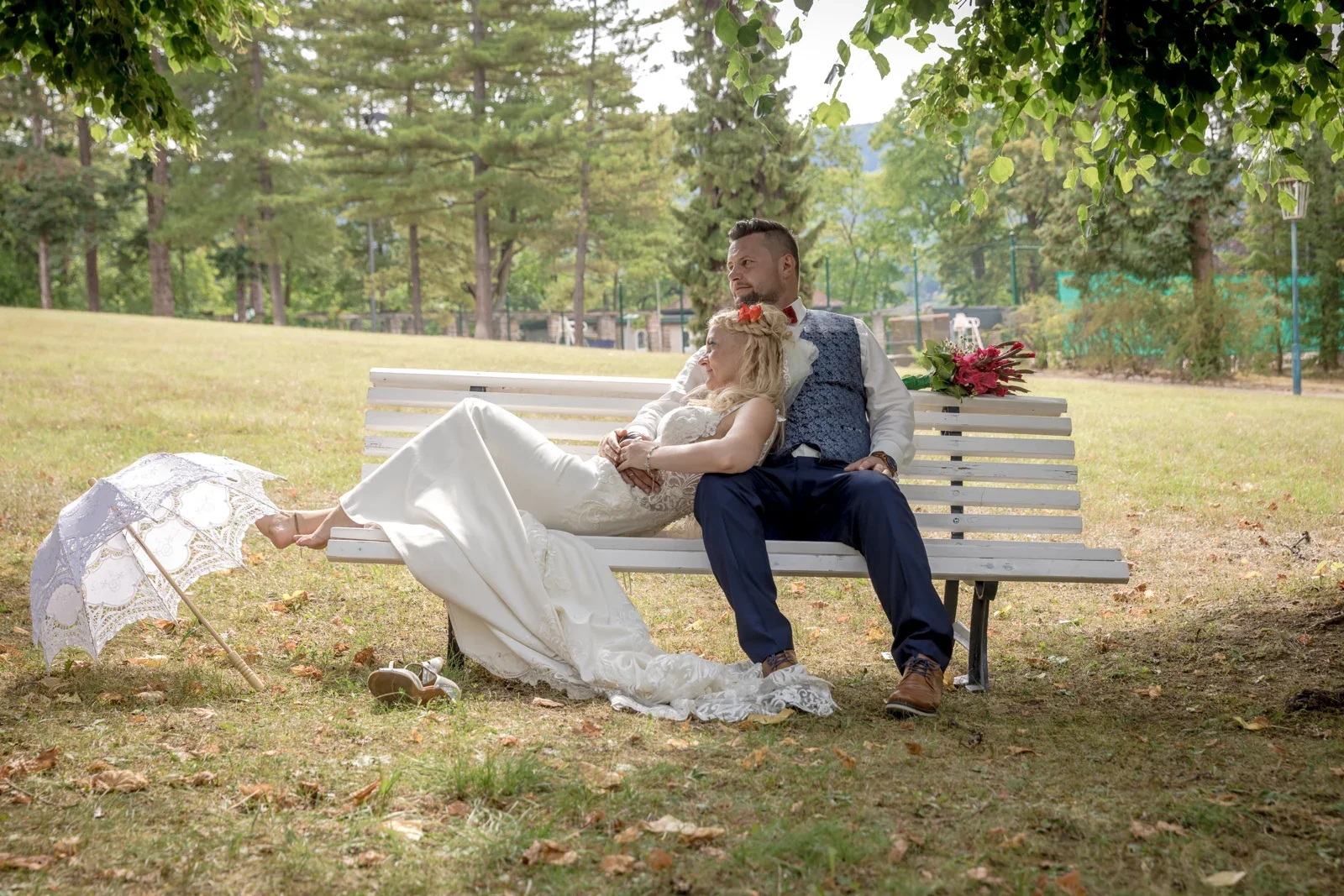 Eine Pause zu zweit auf der Parkbank – Hochzeit von Candi und Tippi in der Villa Bergfried in Saalfeld