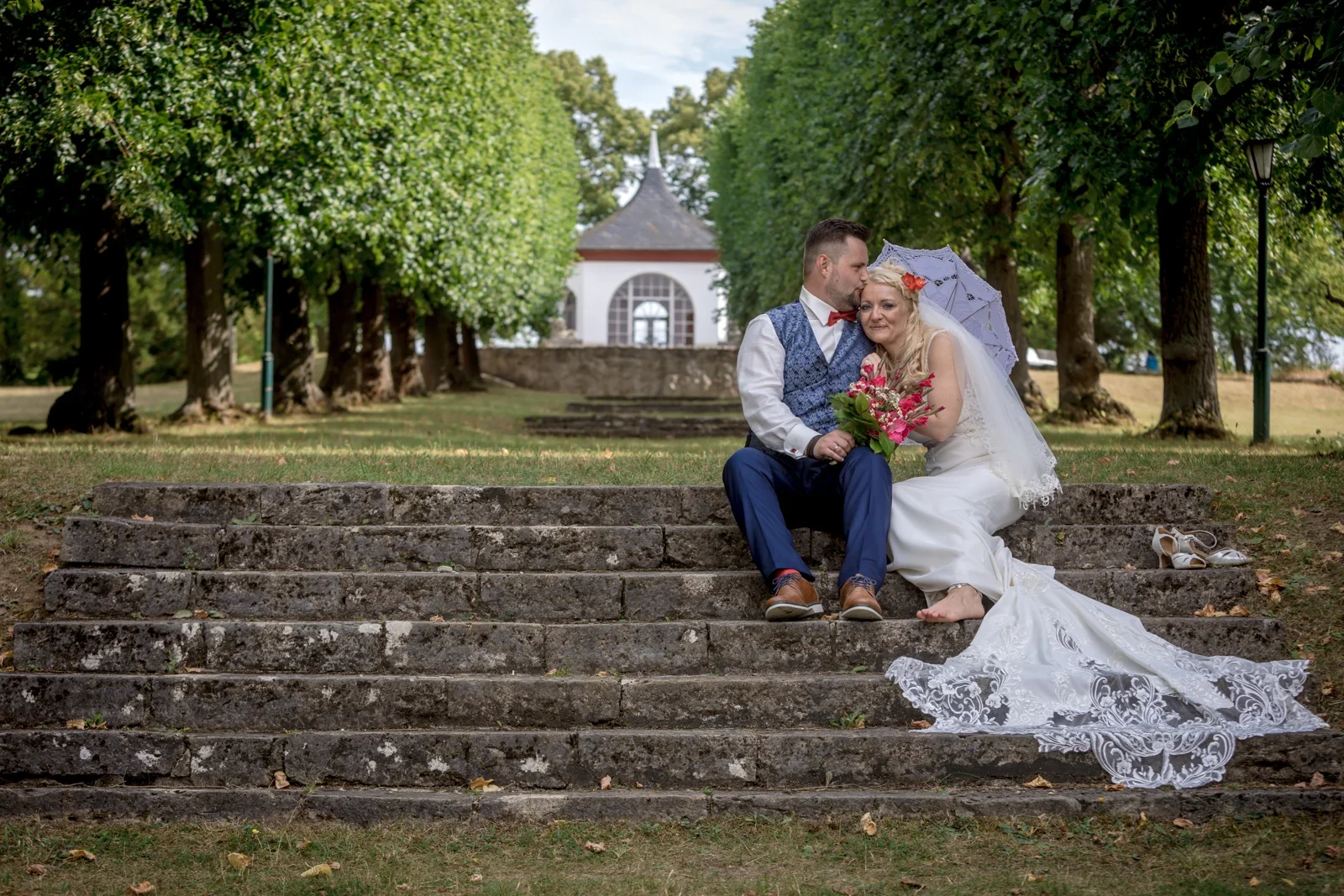 Ein Kuss auf der großen Steintreppe – Hochzeit von Candi und Tippi in der Villa Bergfried in Saalfeld
