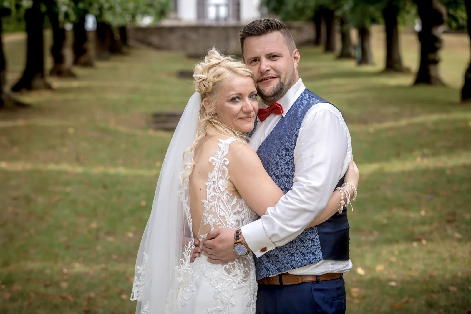 Candi und Tippi zwischen den Bäumen – Hochzeit von Candi und Tippi in der Villa Bergfried in Saalfeld