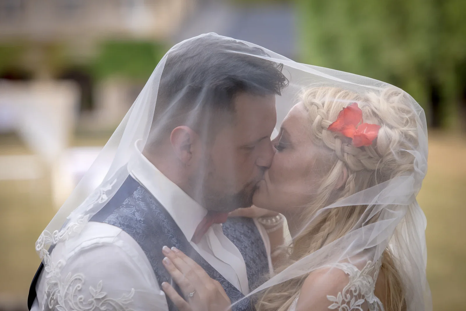 Ein Kuss unter dem Schleier – Hochzeit von Candi und Tippi in der Villa Bergfried in Saalfeld