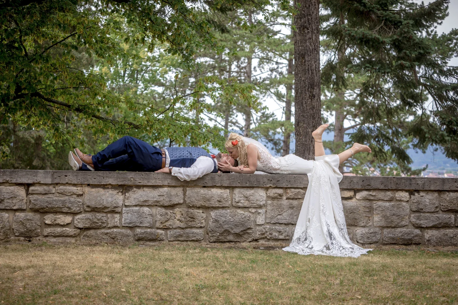 Kopf an Kopf an der alten Steinmauer – Hochzeit von Candi und Tippi in der Villa Bergfried in Saalfeld