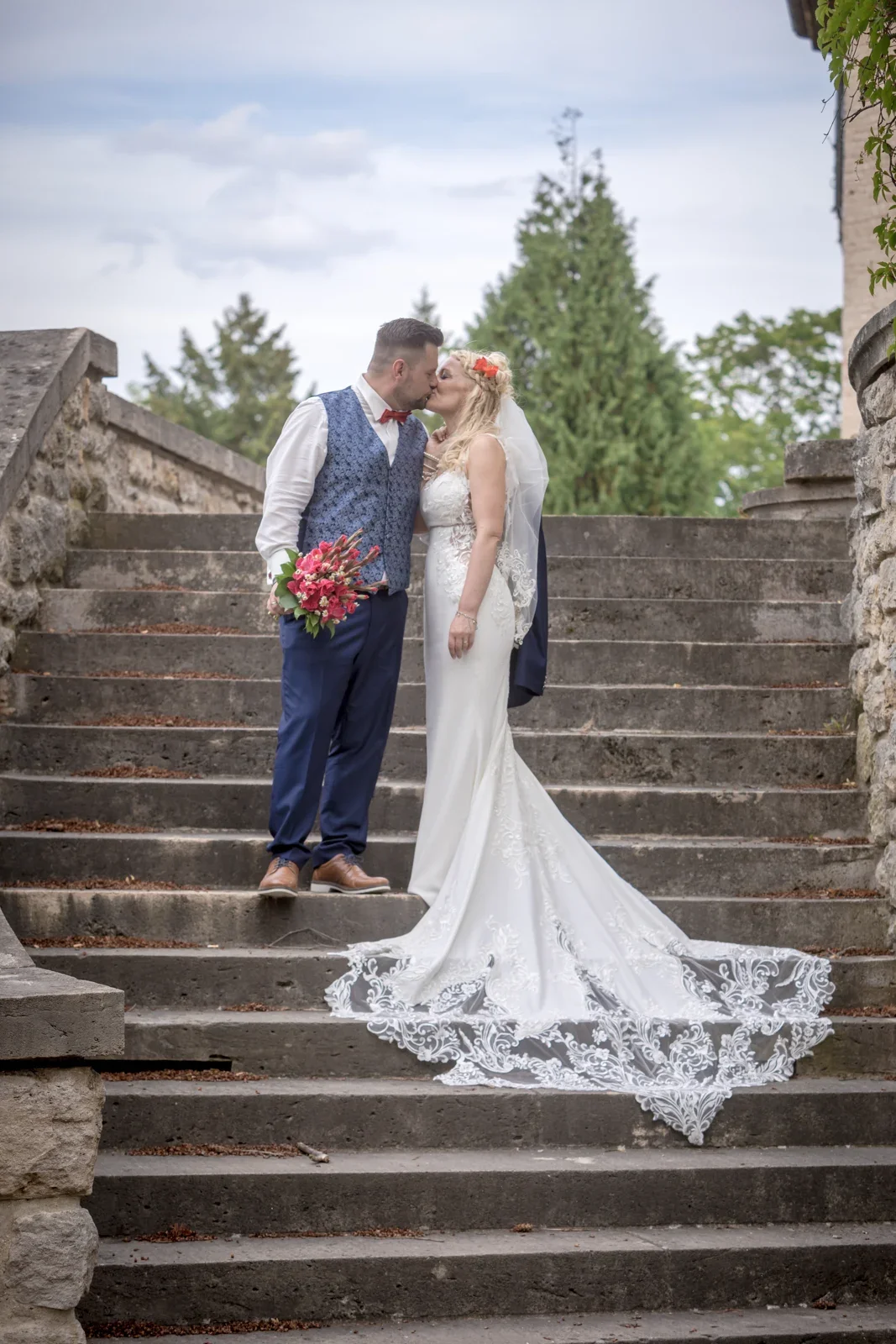Das Brautpaar auf der geschwungenen Treppe – Hochzeit von Candi und Tippi in der Villa Bergfried in Saalfeld