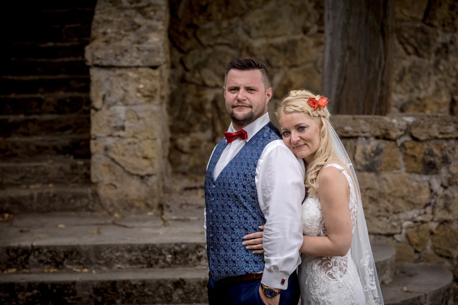 Ein gemeinsames Portrait vor alten Mauern – Hochzeit von Candi und Tippi in der Villa Bergfried in Saalfeld