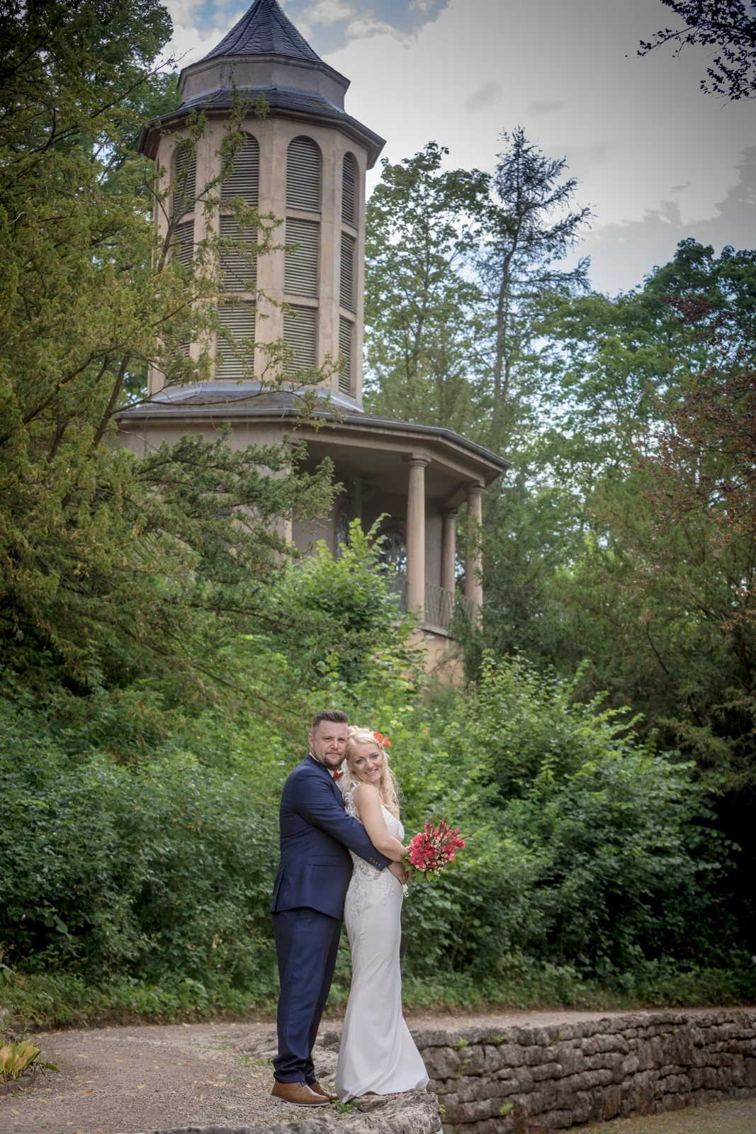 Ein Kuss unter dem Pavillon – Hochzeit von Candi und Tippi in der Villa Bergfried in Saalfeld