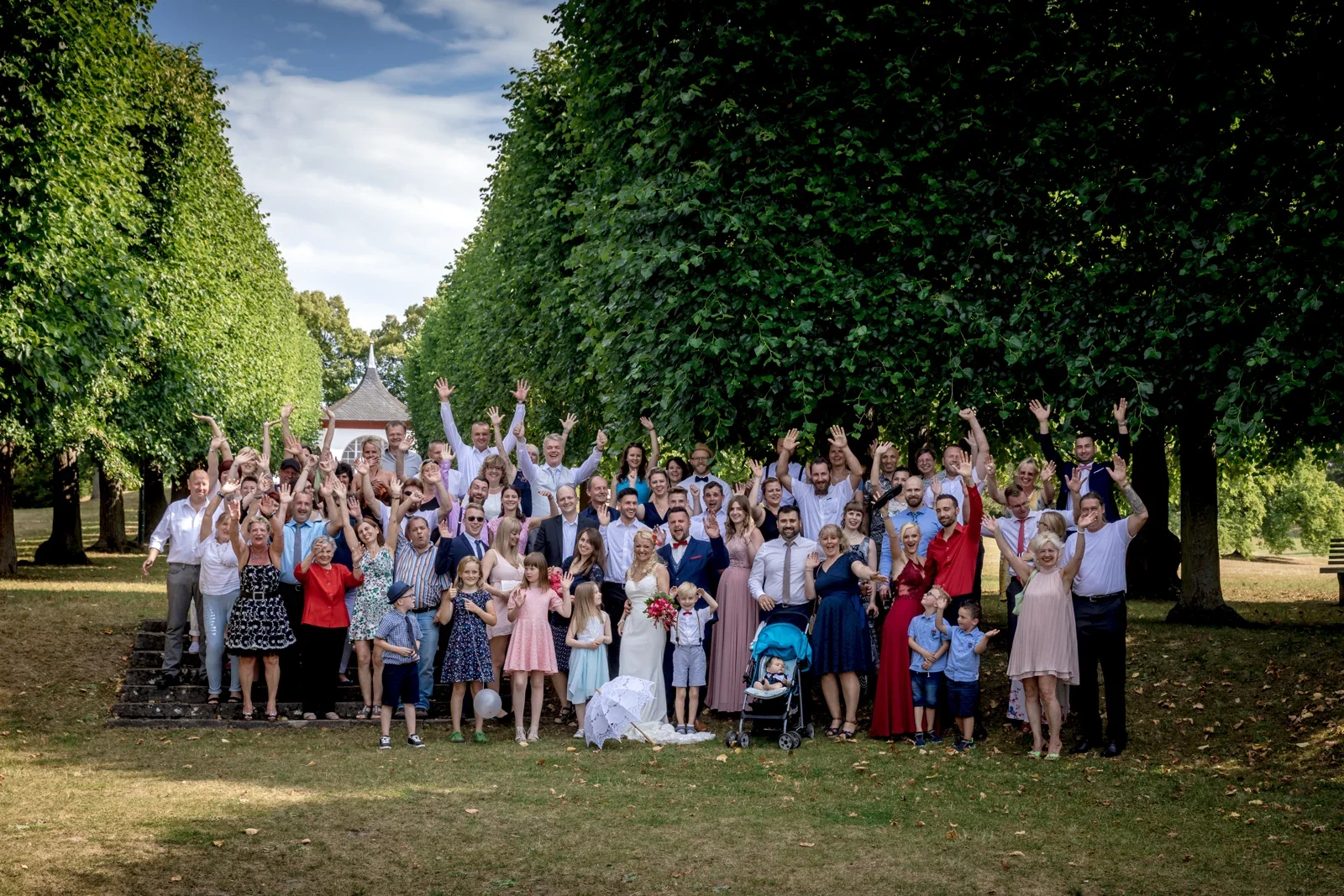 Die Hochzeitsgesellschaft im Park – Hochzeit von Candi und Tippi in der Villa Bergfried in Saalfeld