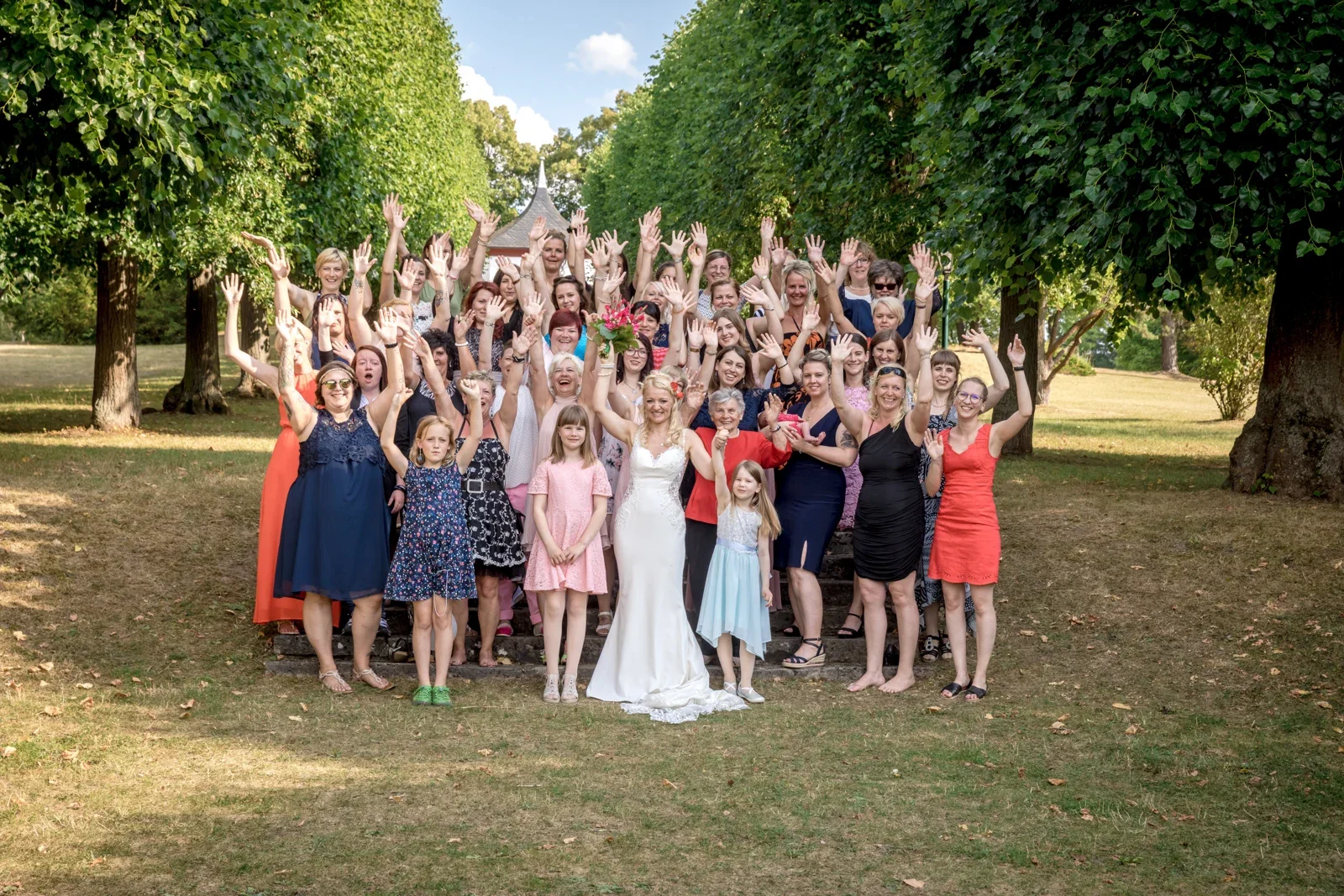 Ausgelassene Stimmung beim Gruppenbild – Hochzeit von Candi und Tippi in der Villa Bergfried in Saalfeld