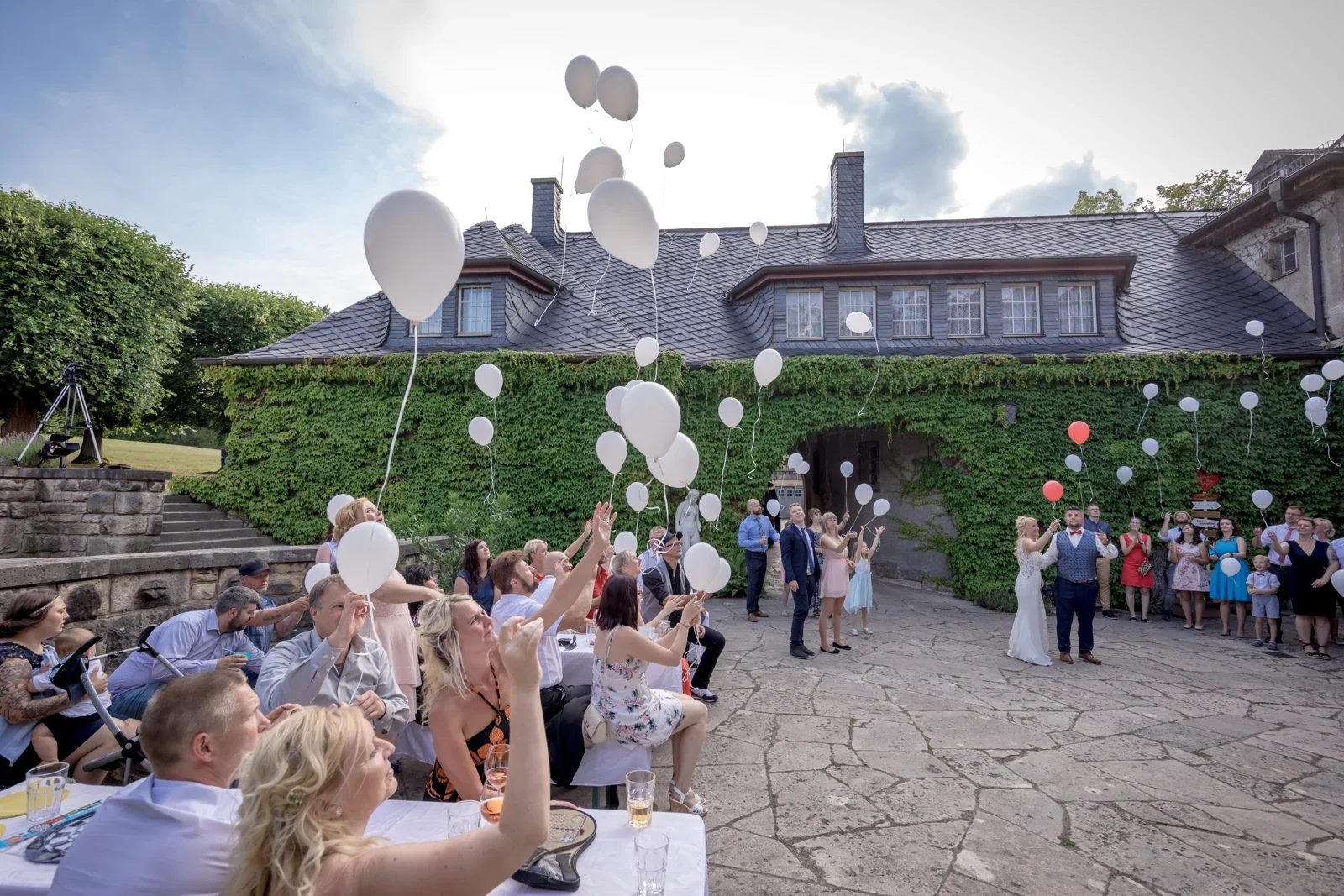 Luftballons steigen vor der Villa Bergfried auf – Hochzeit von Candi und Tippi in der Villa Bergfried in Saalfeld