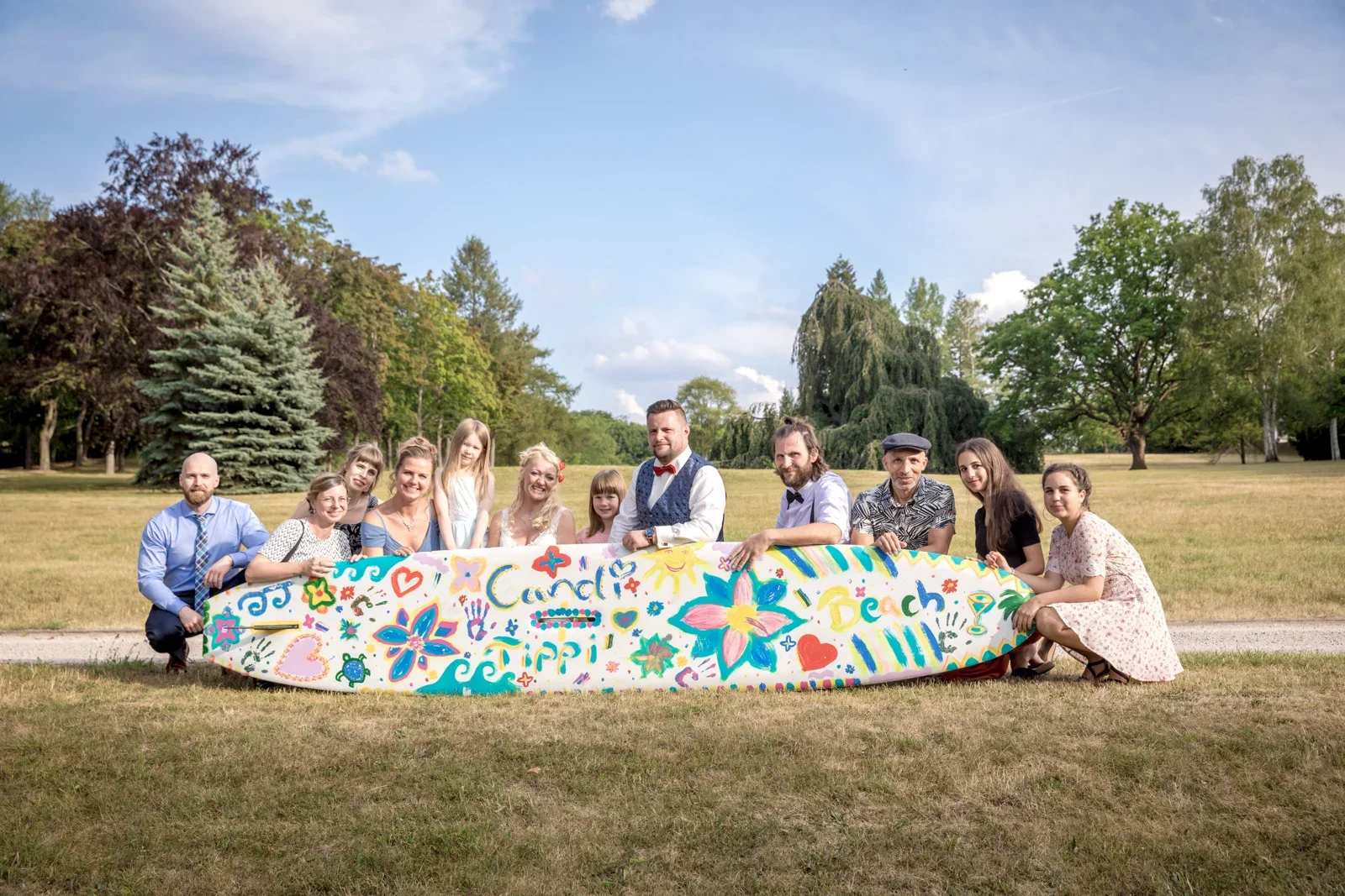 Das bunt gestaltete Surfbrett – ein Hinweis auf die Flitterwochen – Hochzeit von Candi und Tippi in der Villa Bergfried in Saalfeld