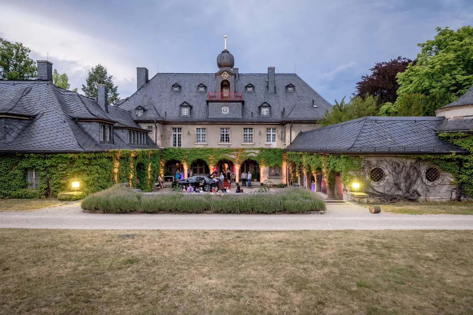 Die Villa Bergfried im Abendlicht – Hochzeit von Candi und Tippi in der Villa Bergfried in Saalfeld