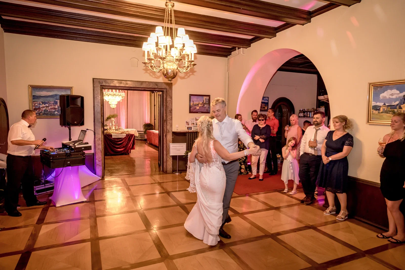 Candi und Tippi auf der Tanzfläche – Hochzeit von Candi und Tippi in der Villa Bergfried in Saalfeld