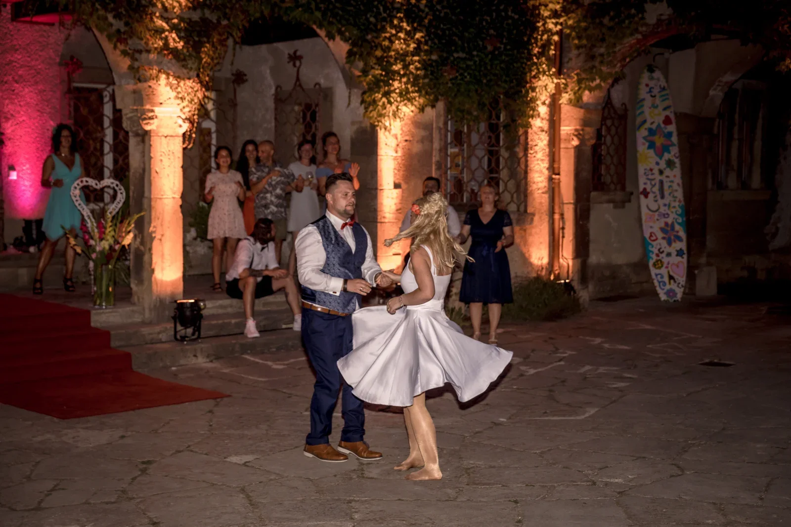 Tanzen im beleuchteten Innenhof – Hochzeit von Candi und Tippi in der Villa Bergfried in Saalfeld
