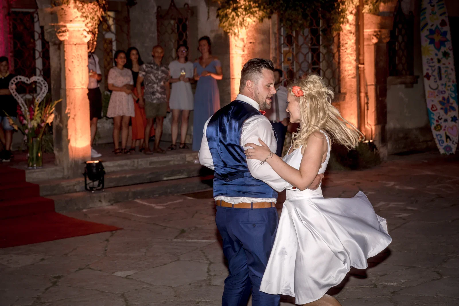Nur gut, dass das Brautkleid flexibel ist ;-) – Hochzeit von Candi und Tippi in der Villa Bergfried in Saalfeld