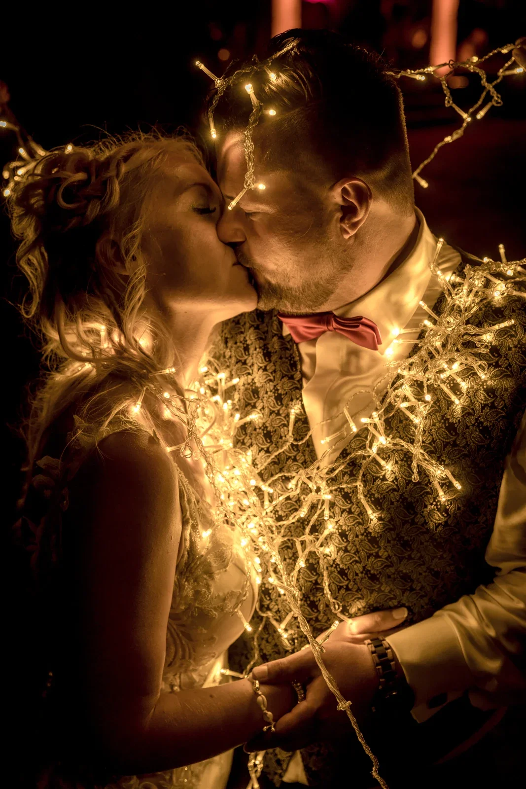 Ein Kuss im Licht der kleinen Lämpchen – Hochzeit von Candi und Tippi in der Villa Bergfried in Saalfeld