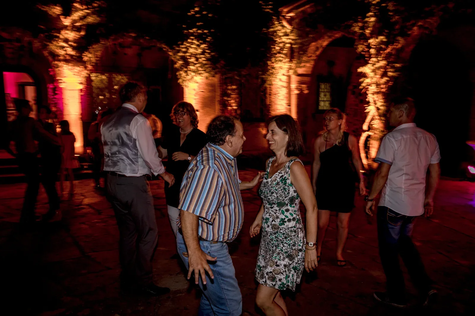 Gemeinsam weiterfeiern im Innenhof – Hochzeit von Candi und Tippi in der Villa Bergfried in Saalfeld