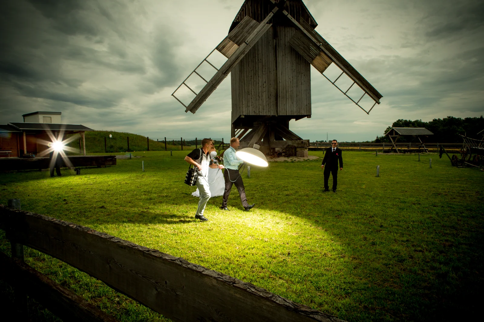 Hochzeitsgäste helfen beim Licht an der Windmühle Klettbach – Hochzeitsreportage von Sandra und André