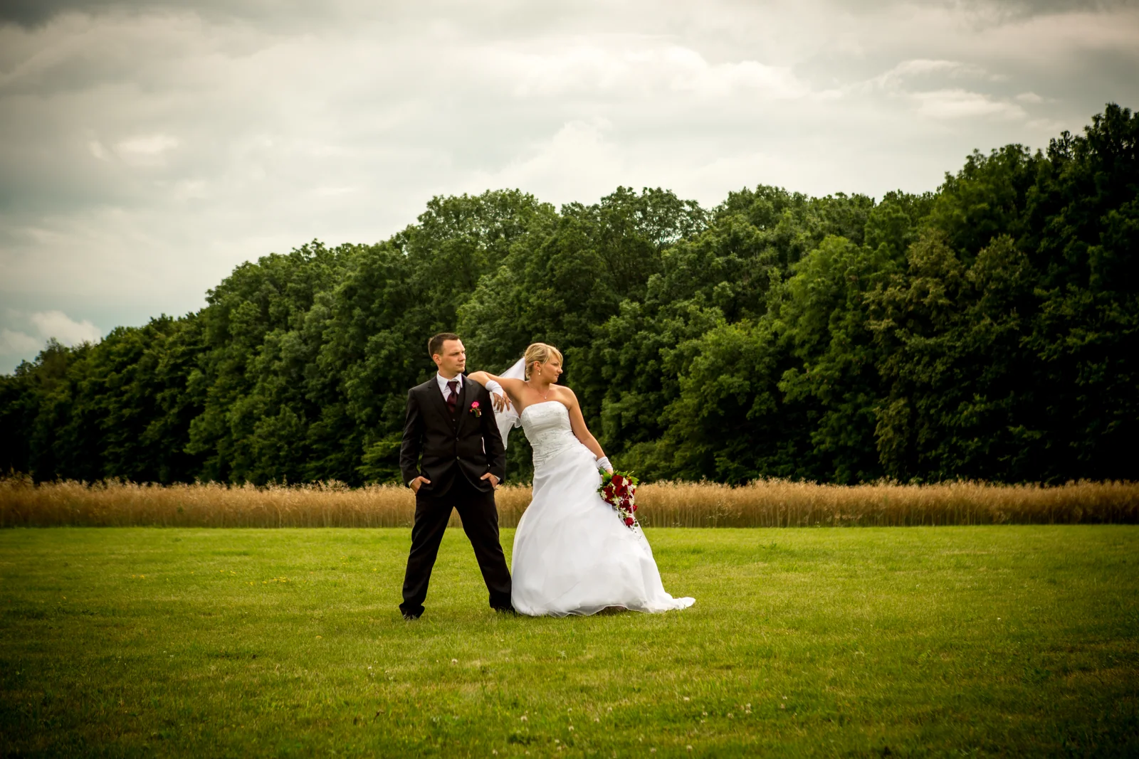 Sandra und André auf der Wiese – Hochzeitsreportage von Sandra und André