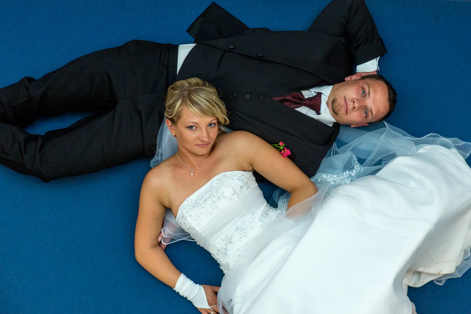 Sandra und André auf dem blauen Boden – Hochzeitsreportage von Sandra und André