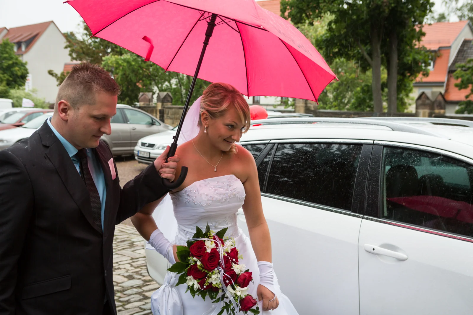 Ankunft mit dem roten Regenschirm – Hochzeitsreportage von Sandra und André