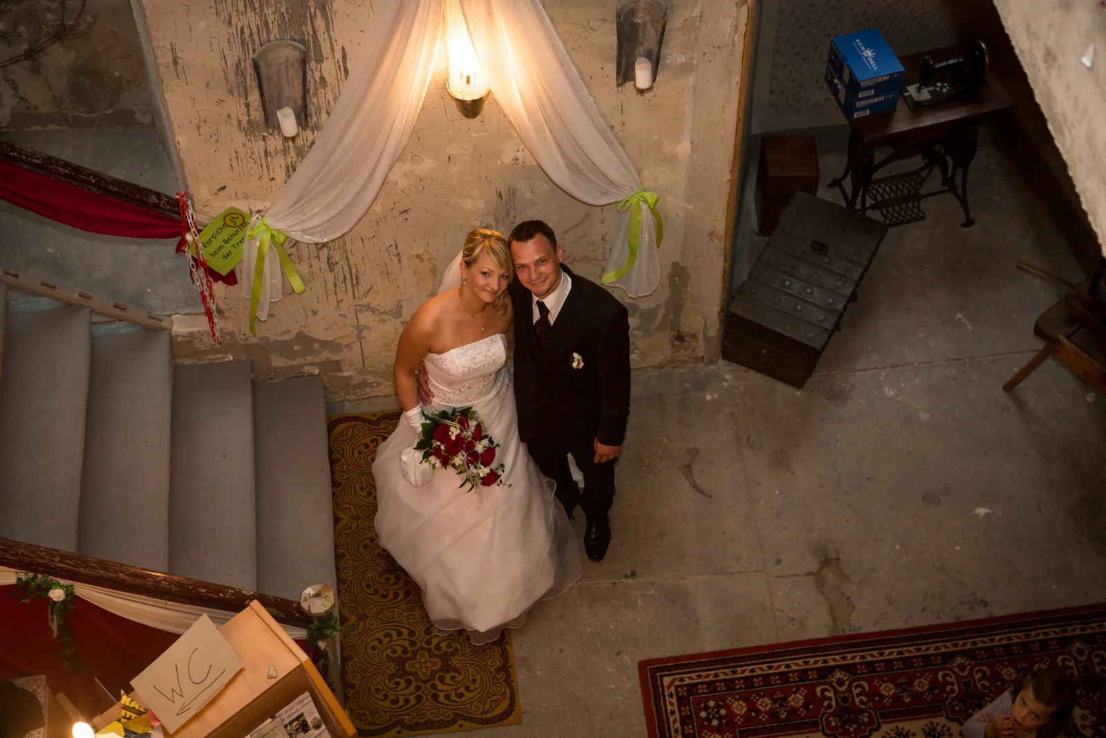 Sandra und André im Treppenhaus des Schlosses – Hochzeitsreportage von Sandra und André