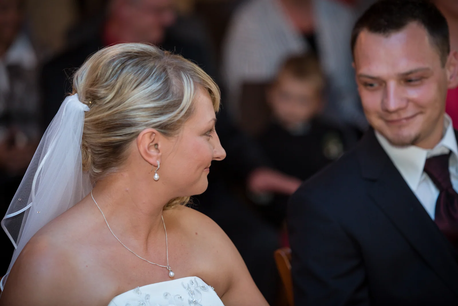 Ein vertrauter Blick zwischen Sandra und André – Hochzeitsreportage von Sandra und André